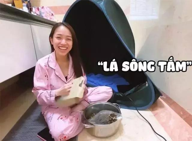 Trong ảnh, Joyce Phạm ăn vận giản dị với bộ pijama, để mặt mộc, hào hứng thực hiện phương pháp thoa nghệ, xông lá, chườm muối nóng. Đây là bí quyết lấy lại vóc dáng sau sinh bằng phương thức dân gian của ái nữ nhà Minh Nhựa.