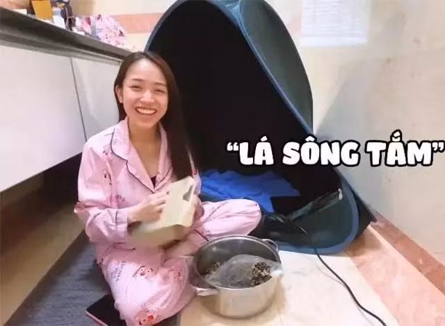 Trong ảnh, Joyce Phạm ăn vận giản dị với bộ pijama, để mặt mộc, hào hứng thực hiện phương pháp thoa nghệ, xông lá, chườm muối nóng. Đây là bí quyết lấy lại vóc dáng sau sinh bằng phương thức dân gian của ái nữ nhà Minh Nhựa.