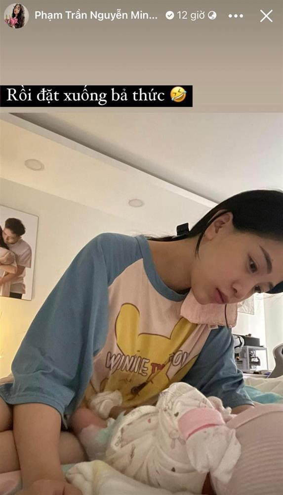 ính kèm mỗi ảnh, Joyce Phạm diễn tả nỗi khổ tâm của cảnh mẹ bỉm sữa khi ru con mãi không chịu ngủ.