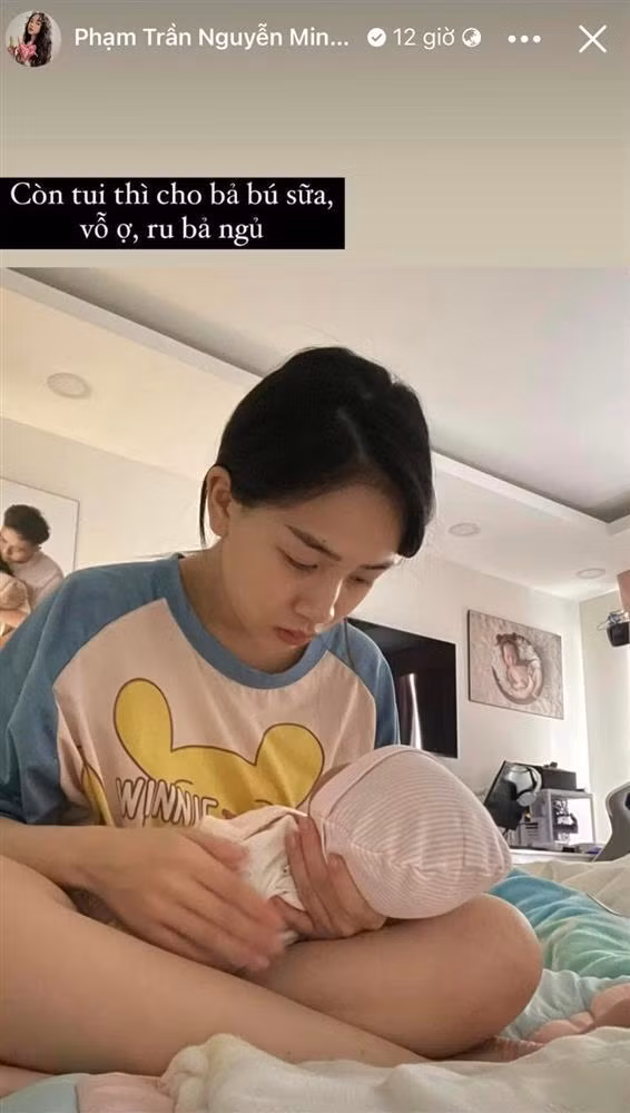 Khoảnh khắc ghi lại, con gái Minh Nhựa ăn vận giản dị, đầu tóc bù xù, gương mặt mộc trông khá phờ phạc, đang ngồi trông con gái mới sinh được 1 tháng tuổi.