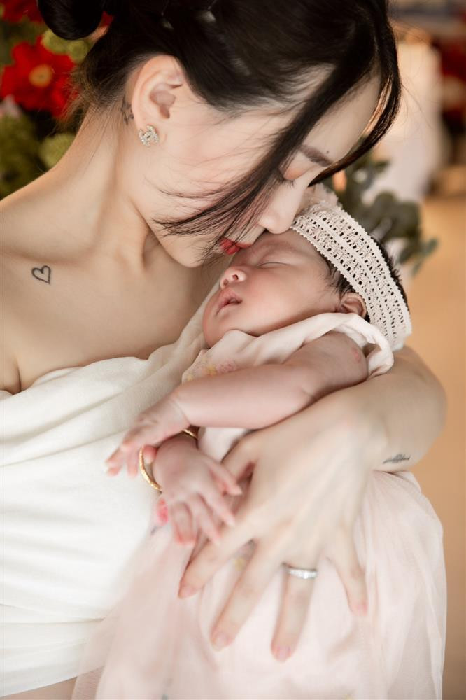 Bên cạnh cuộc sống giàu có, Joyce Phạm còn gây bất ngờ khi lên xe hoa năm 20 tuổi và trở thành mẹ bỉm ở tuổi 21.