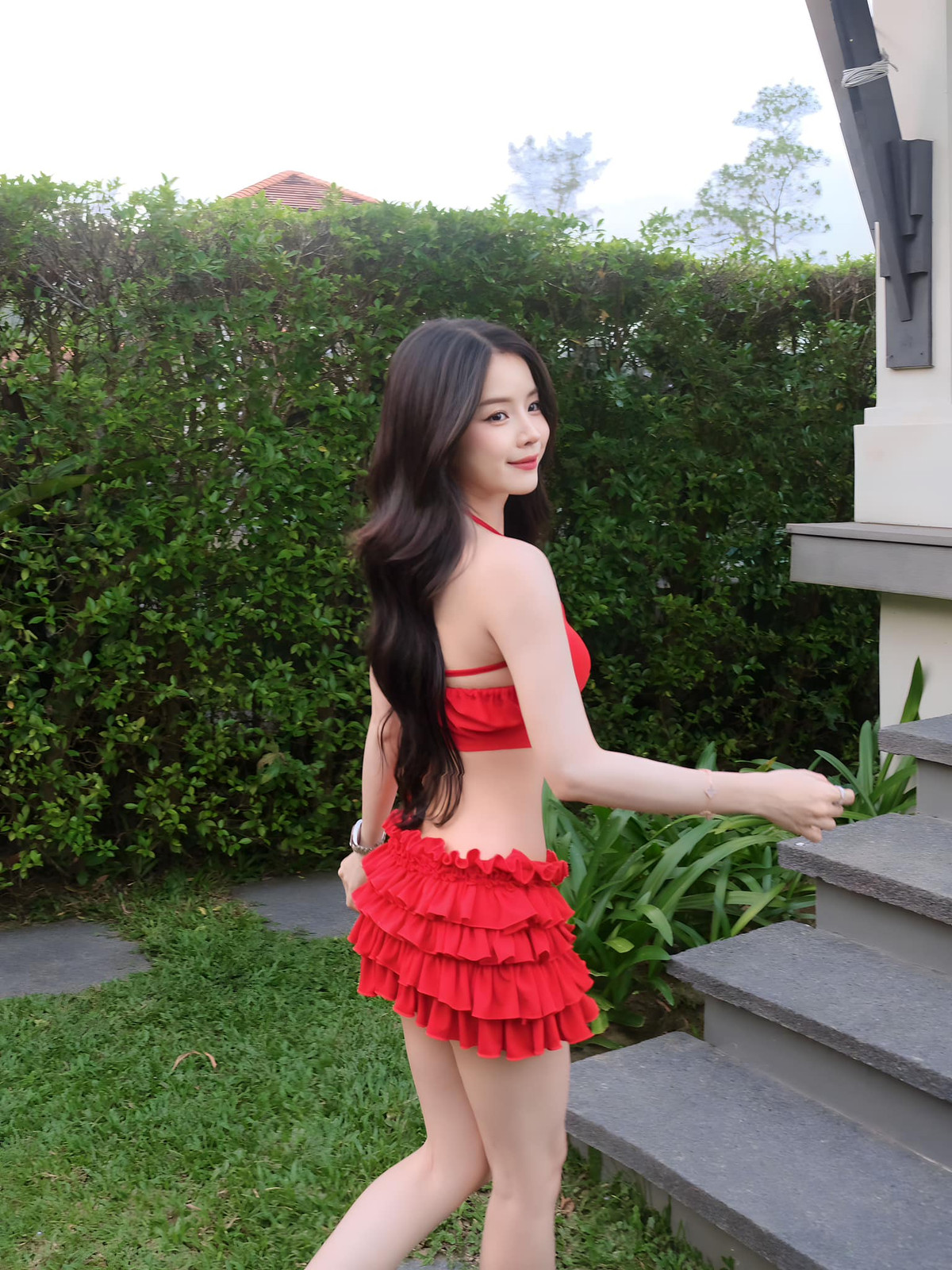 Trang phục nửa kín nửa hở, bó sát tôn đường cong đầy quyến rũ của người đẹp quê Đà Nẵng.