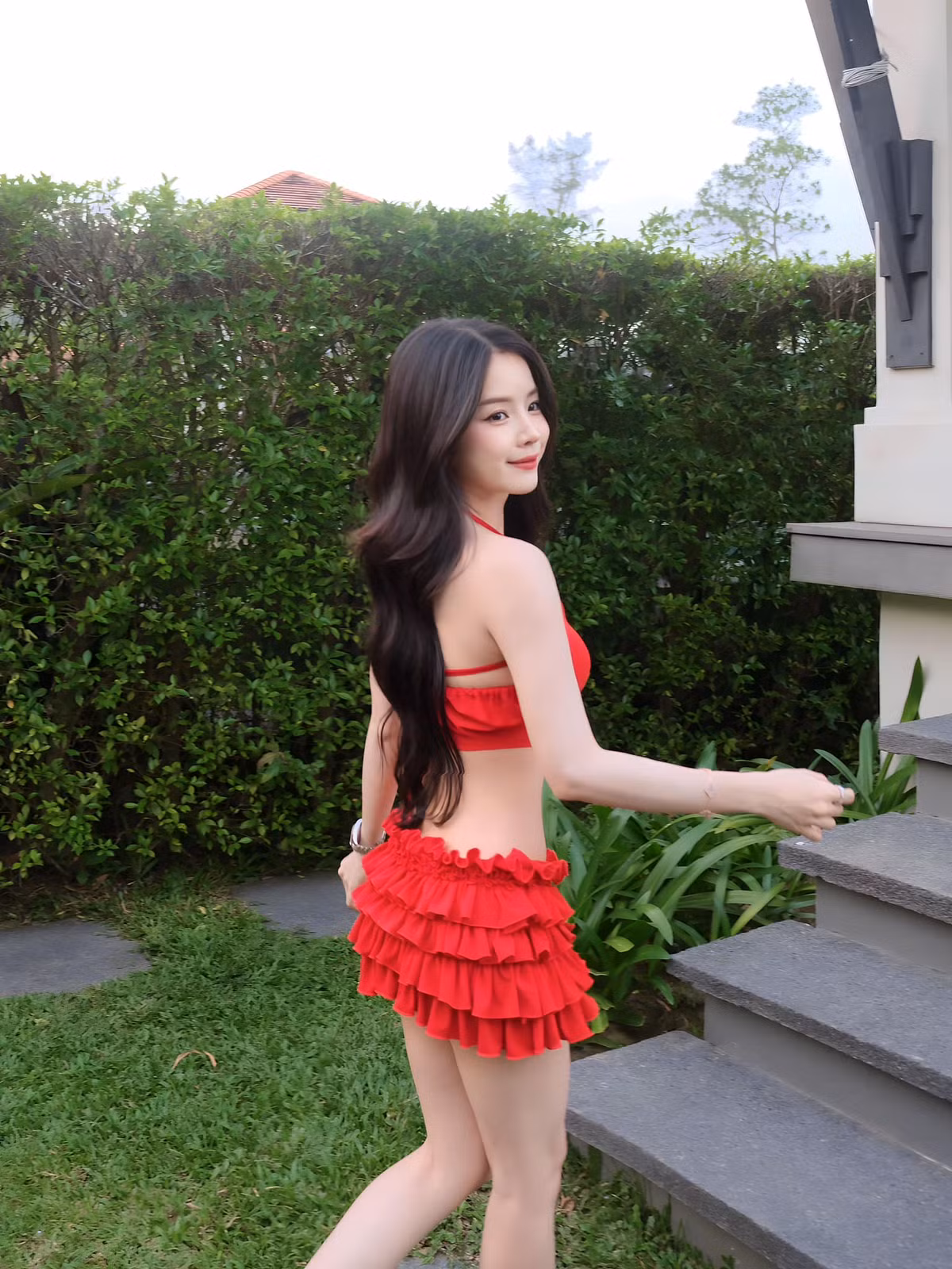 Trang phục nửa kín nửa hở, bó sát tôn đường cong đầy quyến rũ của người đẹp quê Đà Nẵng.