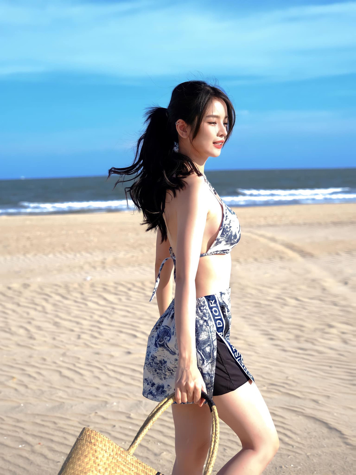 "Thứ nhất là do tôi cảm nhận bản thân mình không mặc hở được, mặc hở cũng không có đẹp đâu. Tôi từng thử rồi, thật sự là không đẹp.Thứ hai, tôi biết rằng cái nghề DJ này có rất nhiều định kiến. Mọi người luôn cho rằng DJ thì sẽ dính tới chuyện này, chuyện kia không tốt. Tôi có lời hứa với ba rằng không bao giờ để người ta nghĩ xấu về nghề DJ, nhất là việc ăn mặc", Mie chia sẻ.