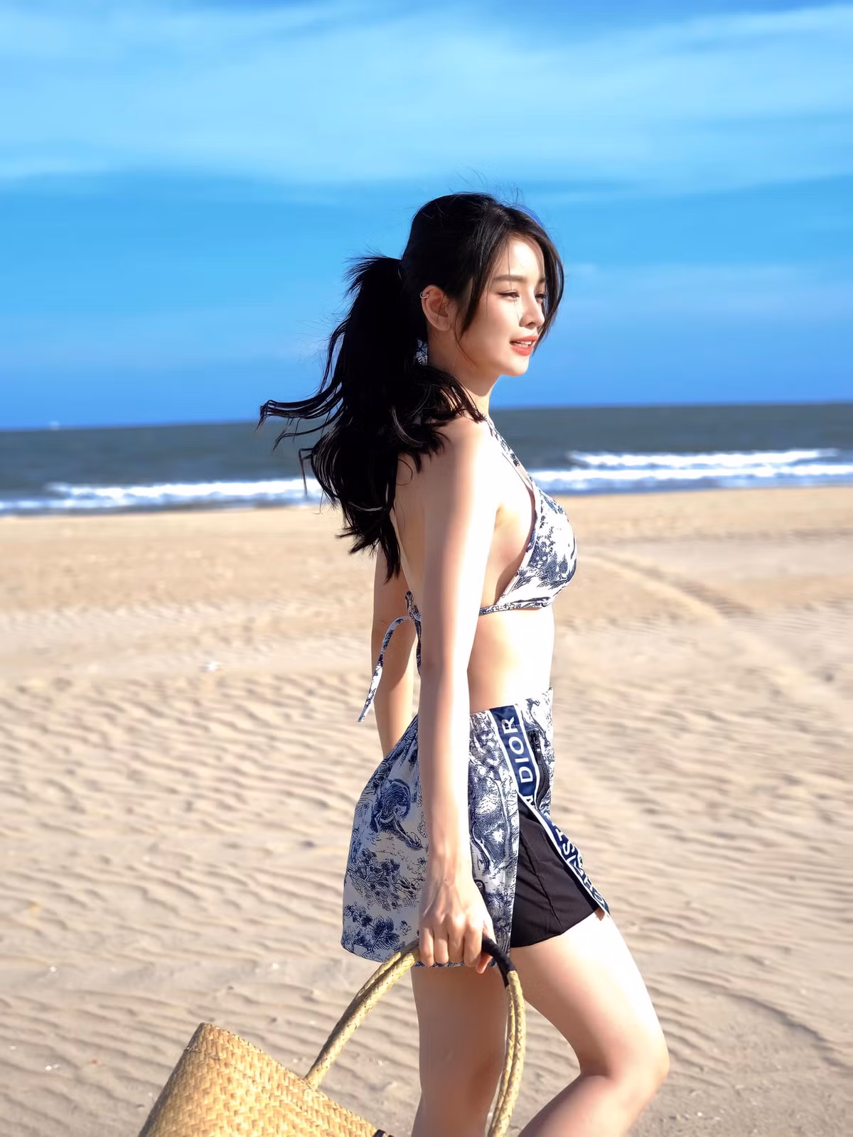 "Thứ nhất là do tôi cảm nhận bản thân mình không mặc hở được, mặc hở cũng không có đẹp đâu. Tôi từng thử rồi, thật sự là không đẹp.Thứ hai, tôi biết rằng cái nghề DJ này có rất nhiều định kiến. Mọi người luôn cho rằng DJ thì sẽ dính tới chuyện này, chuyện kia không tốt. Tôi có lời hứa với ba rằng không bao giờ để người ta nghĩ xấu về nghề DJ, nhất là việc ăn mặc", Mie chia sẻ.