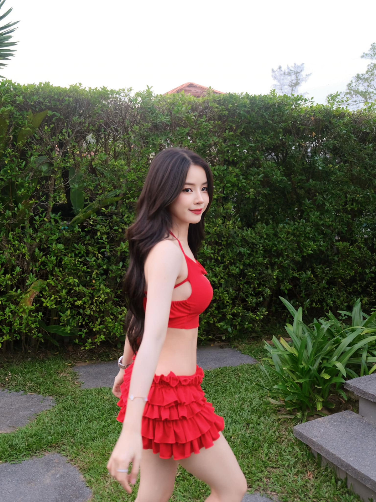 Mới đây trên trang Facebook cá nhân, Mie gây chú ý khi đăng tải loạt ảnh diện đầm hồng mỏng manh khi đi biển.