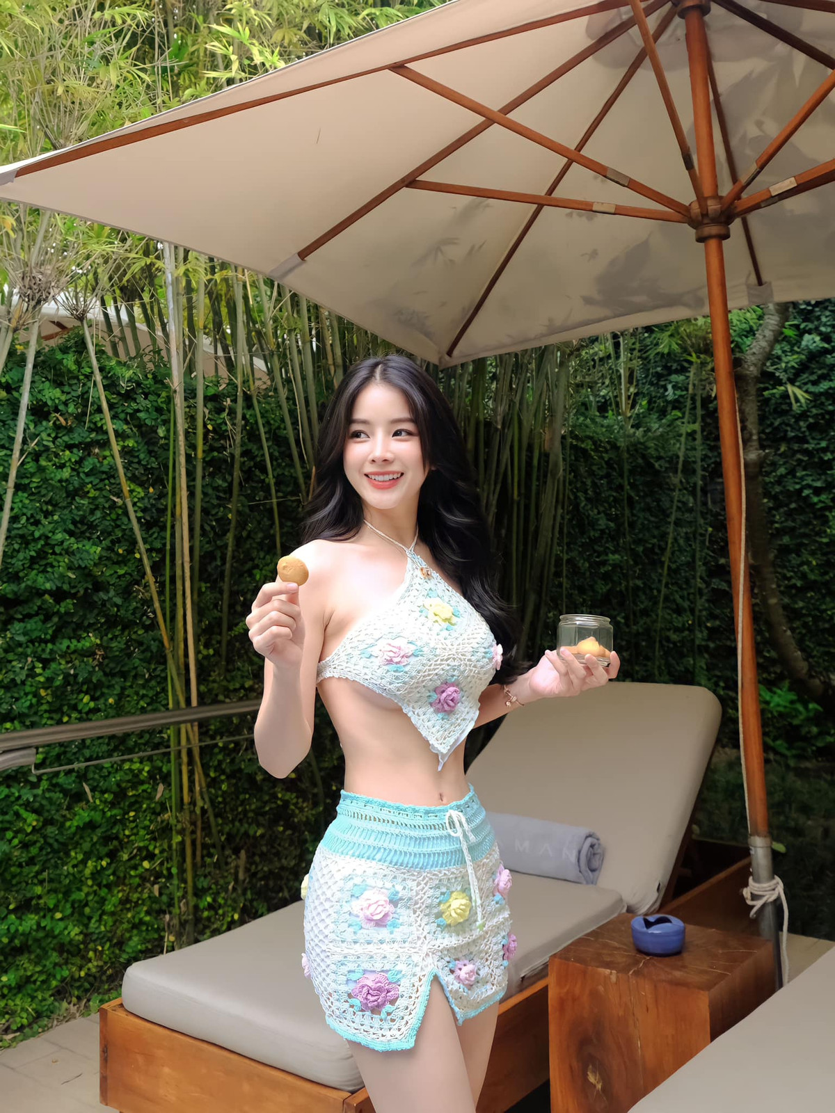 Làn da trắng mịn cùng mái tóc nhuộm màu giúp Mie thêm thu hút hơn. "Như búp bê luôn đó chị ơi", "Như nữ thần luôn đó", "Đẹp quá chị ơi",... là những bình luận của cư dân mạng.