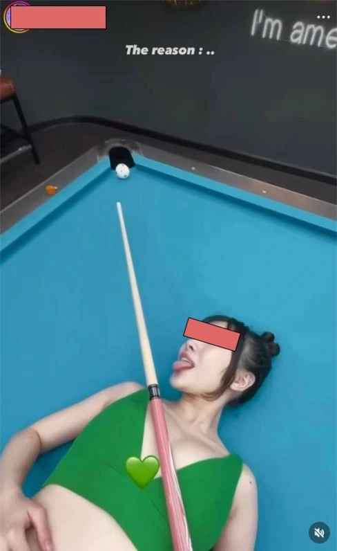 Mới đây, Linh Chi khiến nhiều người sửng sốt khi tạo dáng trên bàn bi-a theo phong cách có phần... rất phản cảm. Cụ thể, cô nàng nằm ngửa, sử dụng vòng 1 làm bệ đỡ đặt cây cơ trong khi bản thân "hot girl ảnh thẻ" thì lè lưỡi tạo biểu cảm rất khó hiểu.