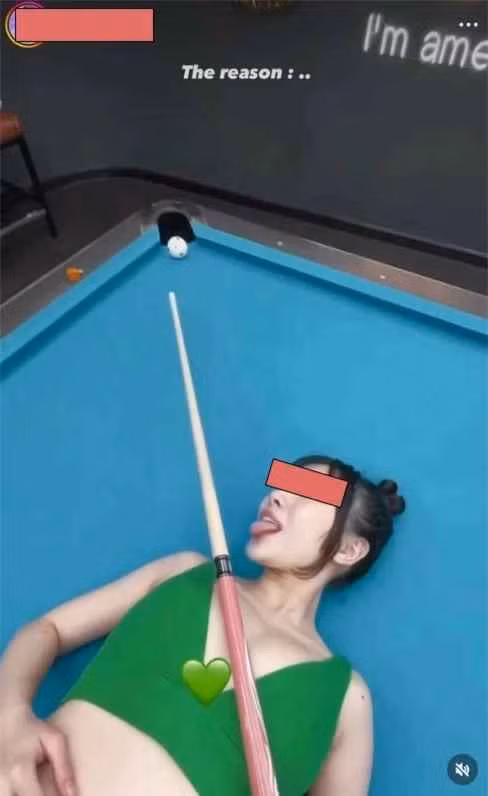 Mới đây, Linh Chi khiến nhiều người sửng sốt khi tạo dáng trên bàn bi-a theo phong cách có phần... rất phản cảm. Cụ thể, cô nàng nằm ngửa, sử dụng vòng 1 làm bệ đỡ đặt cây cơ trong khi bản thân "hot girl ảnh thẻ" thì lè lưỡi tạo biểu cảm rất khó hiểu.