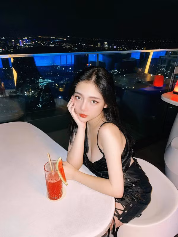 Rõ ràng, đây là một cách thu hút sự chú ý vô cùng khó hiểu, nếu không muốn nói là dung tục từ phía Linh Chi. Bản thân cô nàng khiến nhiều người thắc mắc rằng cô có thực sự ý thức được mình đang làm gì hay không.