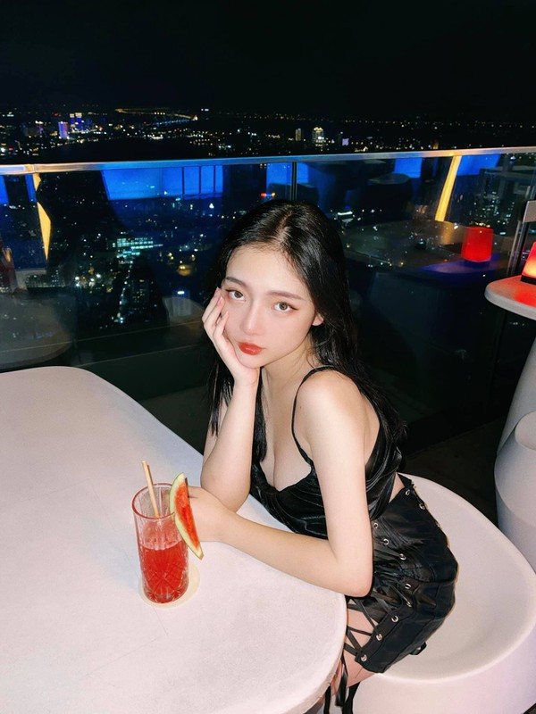 Rõ ràng, đây là một cách thu hút sự chú ý vô cùng khó hiểu, nếu không muốn nói là dung tục từ phía Linh Chi. Bản thân cô nàng khiến nhiều người thắc mắc rằng cô có thực sự ý thức được mình đang làm gì hay không.