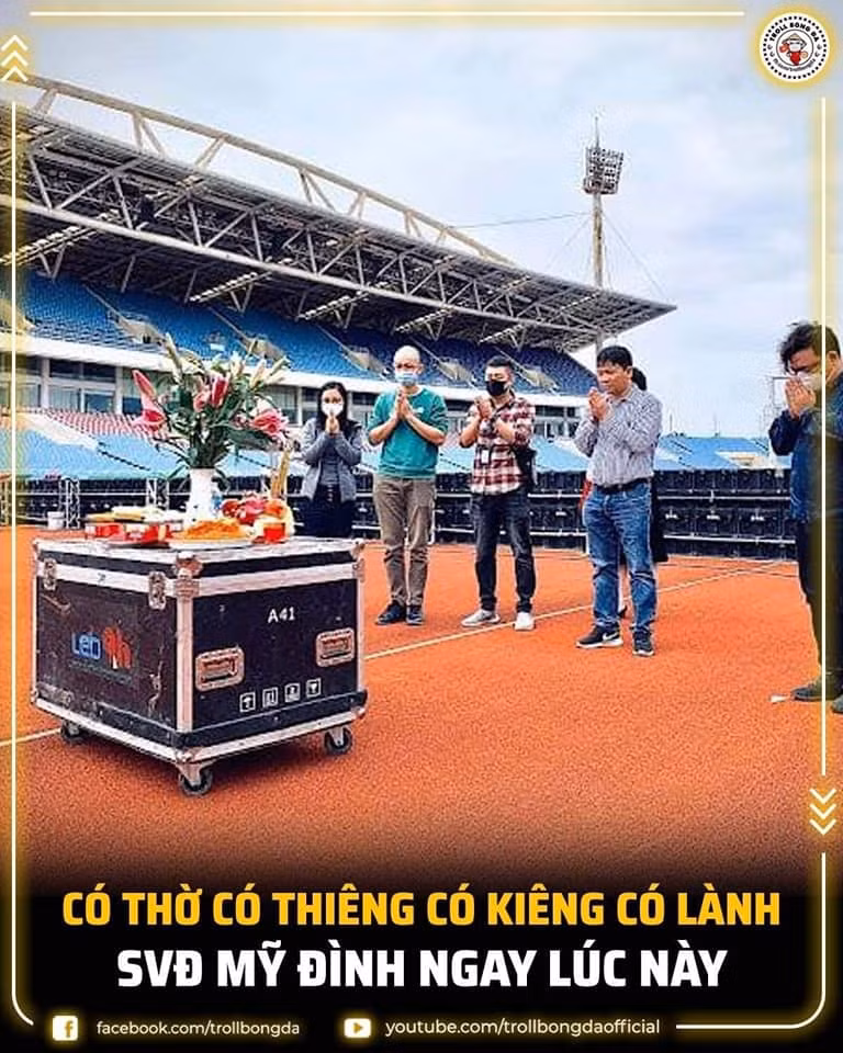 Khoảnh khắc thắp hương trên SVĐ Mỹ Đình trở thành tâm điểm chế ảnh của netizen trong tối ngày 11/11. Bởi sau tình huống đưa bóng vào lưới lần thứ 2 của Nhật Bản, trọng tài đã sử dụng công nghệ VAR và xác định cầu thủ đội khách đã có lỗi trước khi làm rung lưới Tấn Trường. Ảnh: Troll Bóng Đá