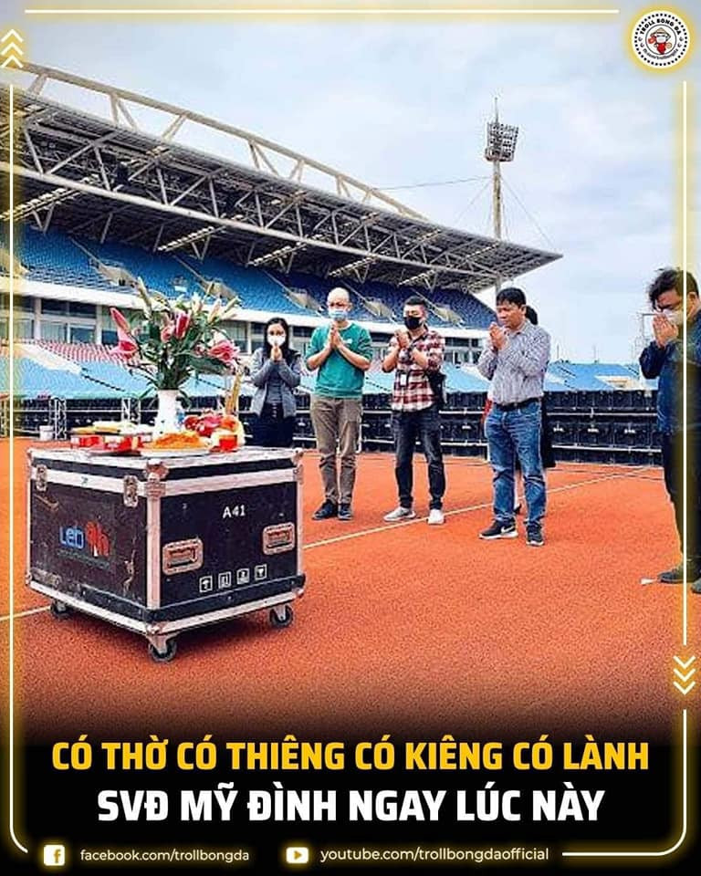 Khoảnh khắc thắp hương trên SVĐ Mỹ Đình trở thành tâm điểm chế ảnh của netizen trong tối ngày 11/11. Bởi sau tình huống đưa bóng vào lưới lần thứ 2 của Nhật Bản, trọng tài đã sử dụng công nghệ VAR và xác định cầu thủ đội khách đã có lỗi trước khi làm rung lưới Tấn Trường. Ảnh: Troll Bóng Đá
