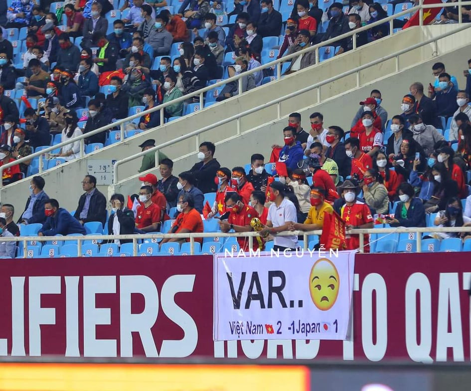 Thậm chí, trên khán đài các CĐV Việt Nam còn sợ công nghệ VAR đến nỗi họ phải làm hẳn biểu ngữ. Ảnh: Nam Nguyễn