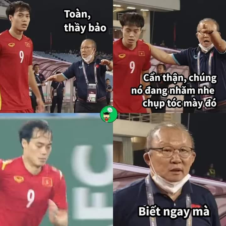 Trước khi vào sân mái tóc của Văn Toàn khá chỉnh tề nhưng sau những đường bóng xé gió, chàng tiền đạo này lại khiến NHM được phen cười mệt nghỉ.