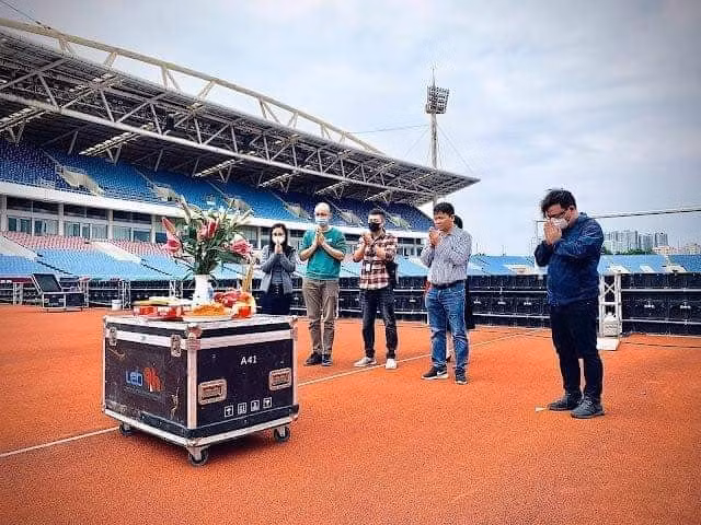 Kể từ sau khoảnh khắc thoát thua nhờ công nghệ VAR, các netizen Việt Nam đồng loạt treo lên trang cá nhân bức ảnh trên và kèm theo dòng caption: "Có thờ có kiêng, có thiêng có lành".