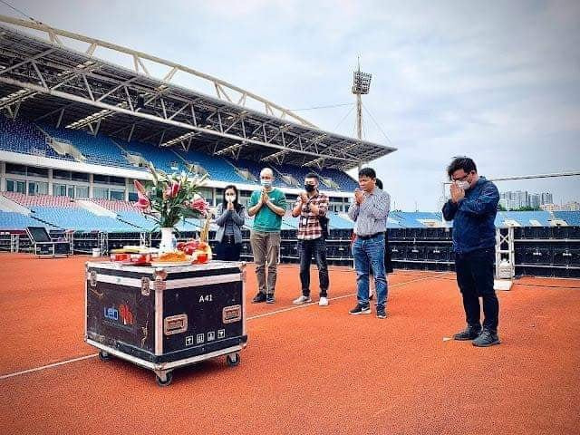 Kể từ sau khoảnh khắc thoát thua nhờ công nghệ VAR, các netizen Việt Nam đồng loạt treo lên trang cá nhân bức ảnh trên và kèm theo dòng caption: "Có thờ có kiêng, có thiêng có lành".