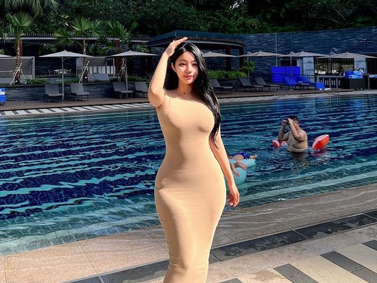 Phái đẹp xứ sở kim chi thường hướng đến thân hình "mình hạc xương mai" còn Moon Fit thì ngược lại. Tuy nhiên, cô nàng vẫn tự tin chưng diện loạt trang phục ôm sát cơ thể.