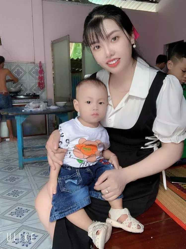Lấy chồng không bao lâu, 9X khoe đã mang thai. Khoảng thời gian bầu bí, cô được ông xã ở bên tận tình chăm sóc.