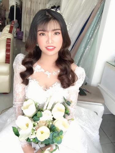 Ngoài chiếc bánh gato siêu khủng, Phượng Thị Nở còn chuẩn bị một mâm cúng gồm xôi, chè, hoa quả, gà luộc, hoa tươi,... Riêng bé Thiện Hưng được mẹ bế trong lòng, mặc quần áo mới rất đáng yêu.