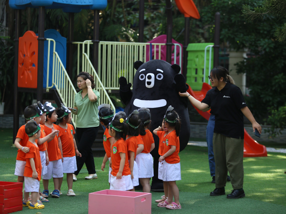 Từ năm 2015 trở lại đây, Tổ chức lấy trọng điểm giáo dục bảo vệ gấu là các học sinh tiểu học trên toàn quốc. Phương pháp truyền tải tới các em nhỏ thông qua hoạt động vừa vui chơi, vừa trải nghiệm mang lại nhiều hứng khởi, tích cực, giúp trẻ em có cơ hội được thử nghiệm và tương tác một cách vui vẻ, tiếp nhận những thông tin bảo vệ loài gấu rất gần gũi và tự nhiên.