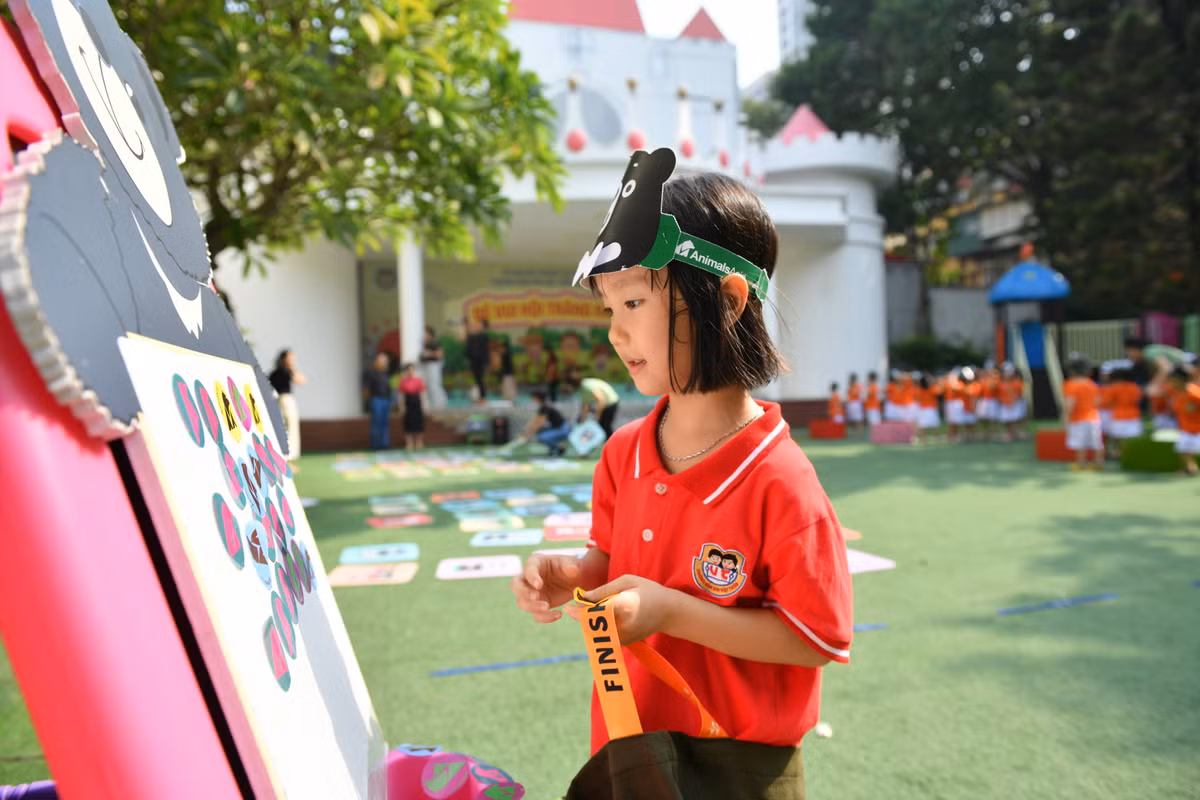 Chương trình được tổ chức trong khuôn viên nhà trường, với các hoạt động phù hợp lứa tuổi rất nhỏ của các bé, từ 2 đến 5 tuổi của Trường Mầm non Việt Triều Hữu Nghị.