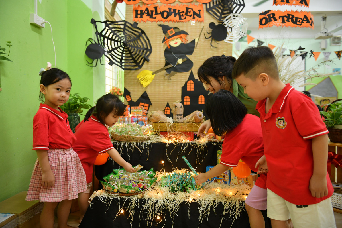 Không gian Halloween được các cô trường mẫu giáo Việt Triều trang trí trong lớp học.