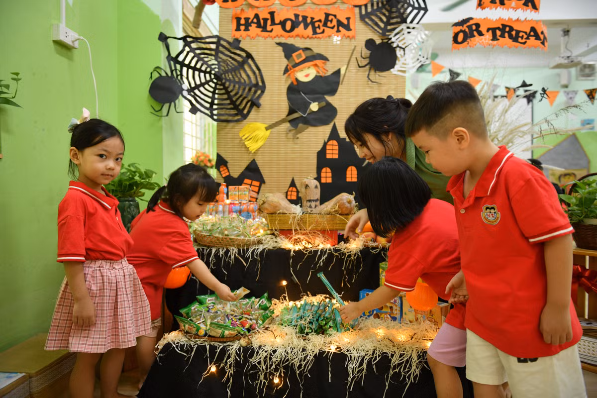 Không gian Halloween được các cô trường mẫu giáo Việt Triều trang trí trong lớp học.
