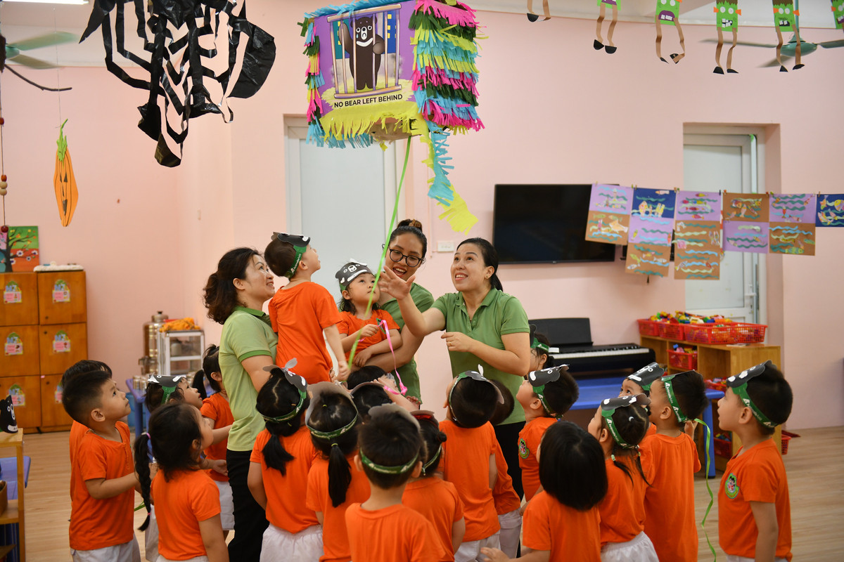 Tổ chức Động vật Châu Á đề cao việc giáo dục bảo vệ môi trường và động vật hoang dã đặc biệt là loài gấu thông qua các hoạt động chơi theo chủ đề, đặc biệt với các chương trinh giáo dục hướng tới đối tượng tiếp cận nhỏ tuổi.