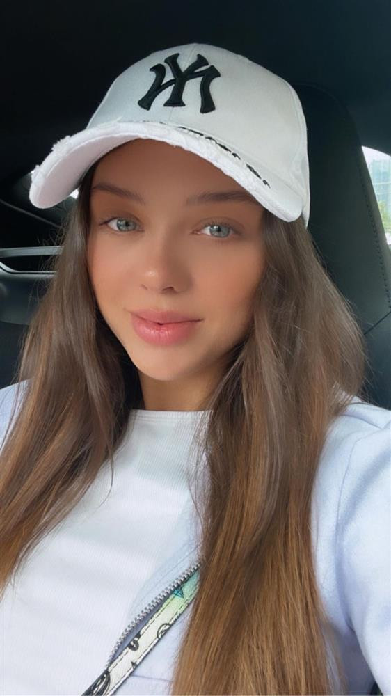 Dù hình ảnh được quay khi thiếu sáng nhưng cũng không thể dìm được nhan sắc nàng mẫu ngoại quốc.