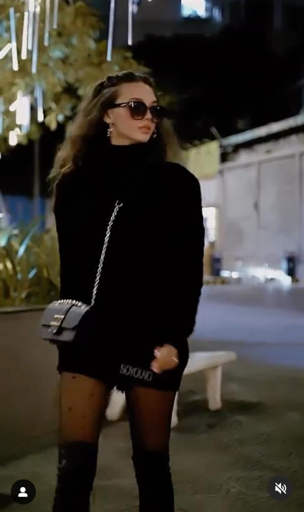 Bởi sinh con hơn 2 tháng, Dianka về dáng rất nhanh, tự tin diện bikini khoe vòng eo theo gọn và vòng 1 đầy đặn.