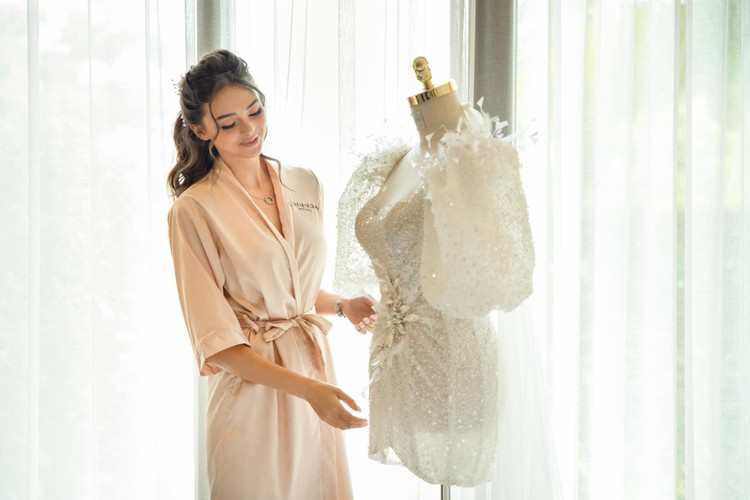 Vợ Dũng "gôn" có gương mặt thanh thoát, sống mũi cao cùng đôi môi dày gợi cảm.