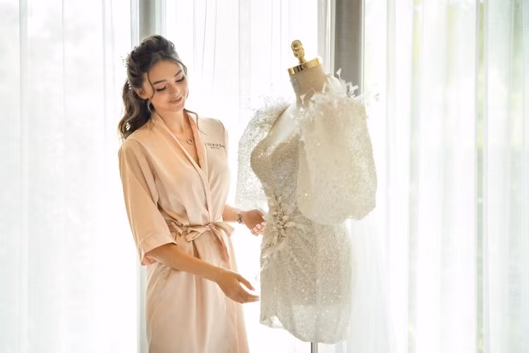 Vợ Dũng "gôn" có gương mặt thanh thoát, sống mũi cao cùng đôi môi dày gợi cảm.