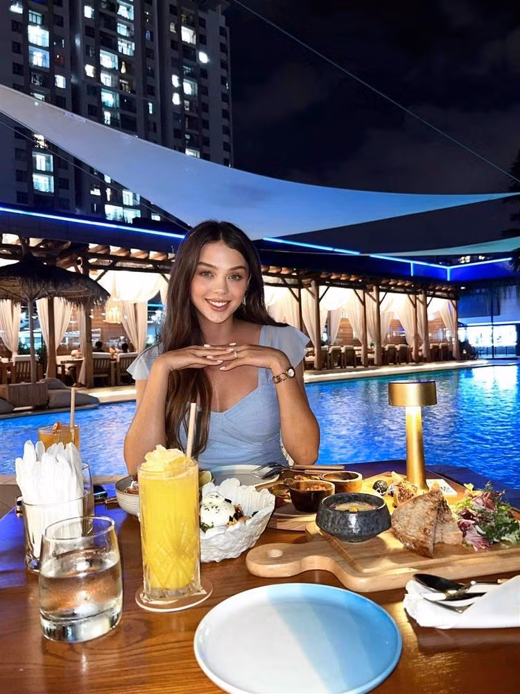 Khoảnh khắc ghi lại, chính chủ diện set đồ đông cùng chiếc kính màu đen nhìn vô cùng sang chảnh. Từ thần thái đến nhan sắc của Dianka vẫn cứ là "đỉnh của chóp".