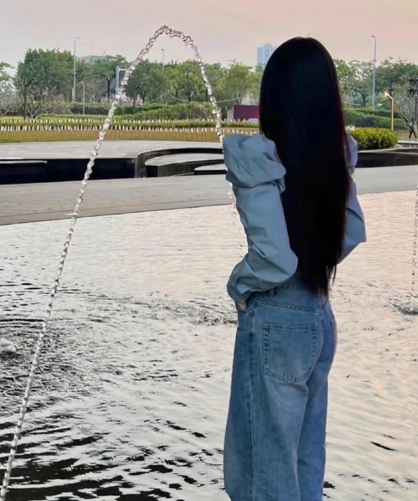 Tấm ảnh trùng hợp đến lạ thường khiến cô nàng "dở khóc dở cười".