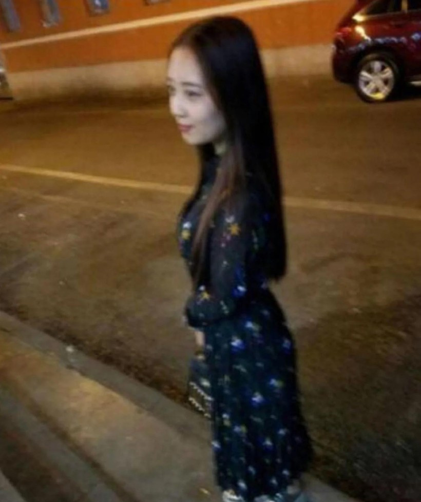 Dù người khá chuẩn nhưng trong ống kính của ông chồng, người phụ nữ này có chiều cao khiêm tốn.