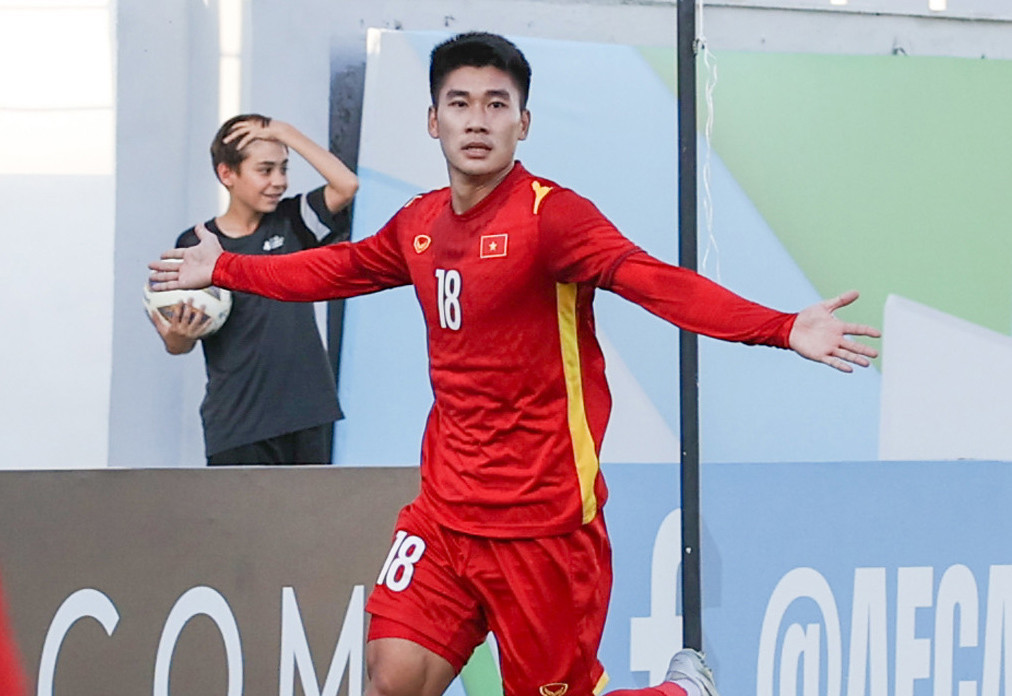 Nhâm Mạnh Dũng chưa có nhiều cơ hội thể hiện ở đội tuyển Việt Nam. Trong hoàn cảnh HLV Troussier chưa có trung phong ưng ý, tiền đạo của CLB Thể Công Viettel có thể được trao niềm tin.