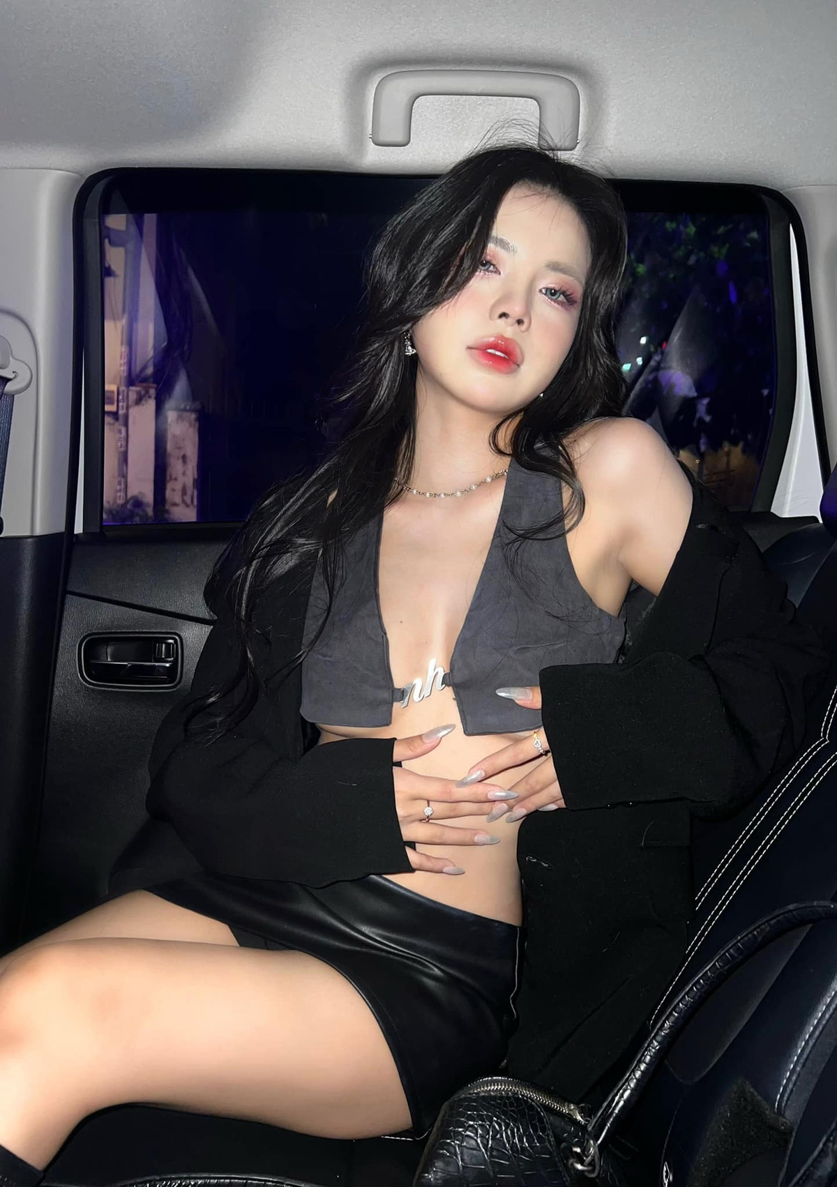 Dù bị fan trêu chọc và "cà khịa" song Mai Dora vẫn luôn giữ được sự duyên dáng, tự tin và phong thái chuyên nghiệp trong công việc.