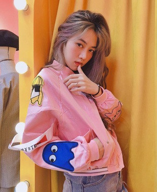 Nổi tiếng là một trong những hot girl, hot TikToker thị phi, cứ mỗi lần Lê Bống xuất hiện lại đi kèm với loạt chỉ trích, tai tiếng từ cộng đồng mạng.