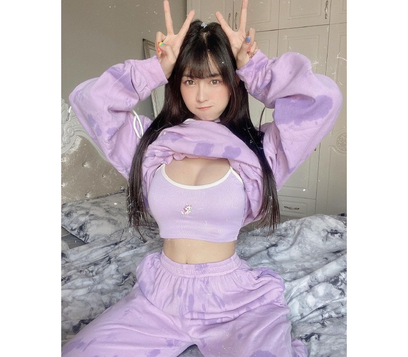 Khi so sánh hình ảnh Lê Bống trước khi chưa "dao kéo" quả thực nhan sắc vẫn không quá khác biệt với thời điểm hiện tại là bao.