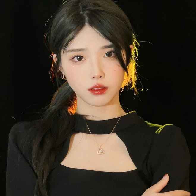 Một số người đặt giả thuyết rằng cô gái này chỉ giống IU khi xuất hiện trong video, có thể cô đã sử dụng bộ lọc ảnh.