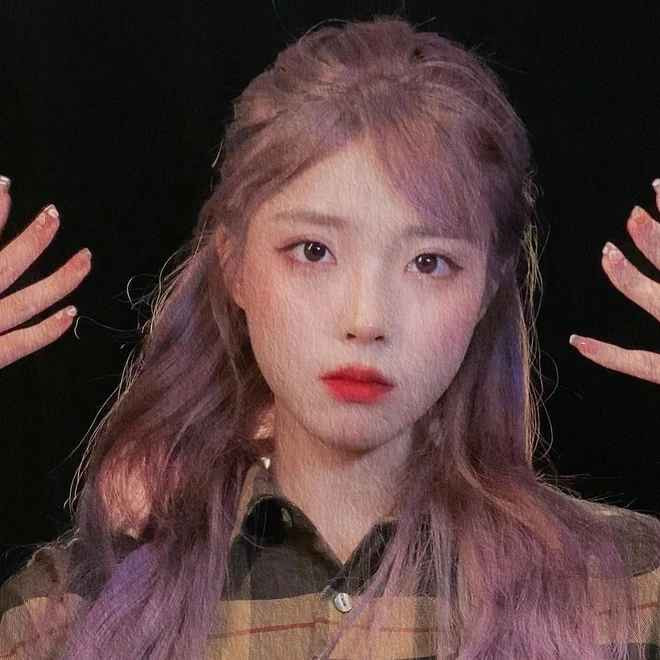 Những video được @wenhoney chia sẻ trên Douyin đã khiến cộng đồng mạng không khỏi bất ngờ và thích thú. Rất nhiều người đã không tin vào mắt mình và nhầm lẫn cô với IU thực sự. Phản ứng từ người xem rất khác nhau: "Tôi cứ tưởng cô ấy là IU vậy", "Cô ấy quả là bản sao của IU", "Phải chăng đó là IU?".