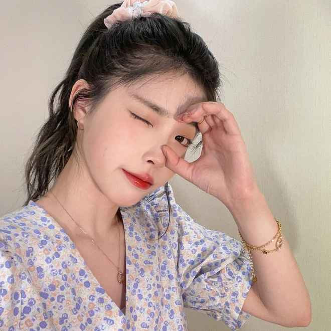 Không chỉ có những đặc điểm ngoại hình na ná IU, hot girl Trung Quốc này còn thu hút sự chú ý nhờ những cử chỉ và dáng vẻ của chủ nhân ca khúc "Love wins all."