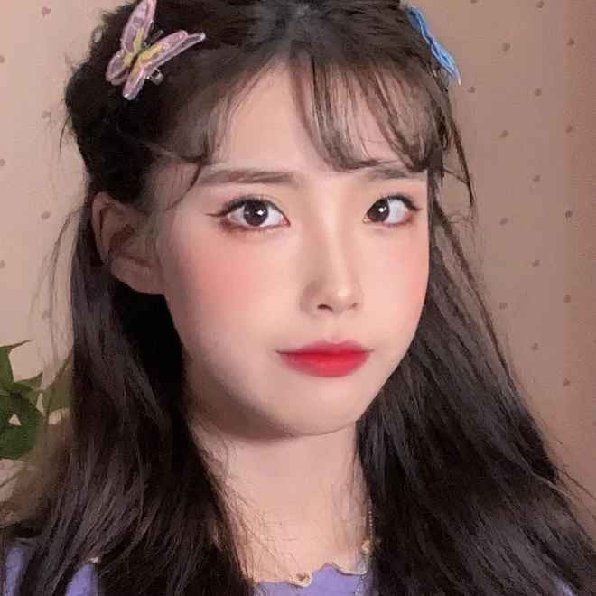 Hot girl @wenhoney chuộng phong cách ăn mặc nữ tính và điệu đà. Cô nàng cũng có style makeup đặc trưng của hot girl Trung Quốc