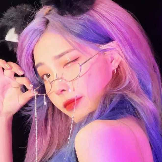 Mặt khác, cũng có những ý kiến hoài nghi về việc liệu @wenhoney có thực sự giống IU ngoài đời thực hay không.