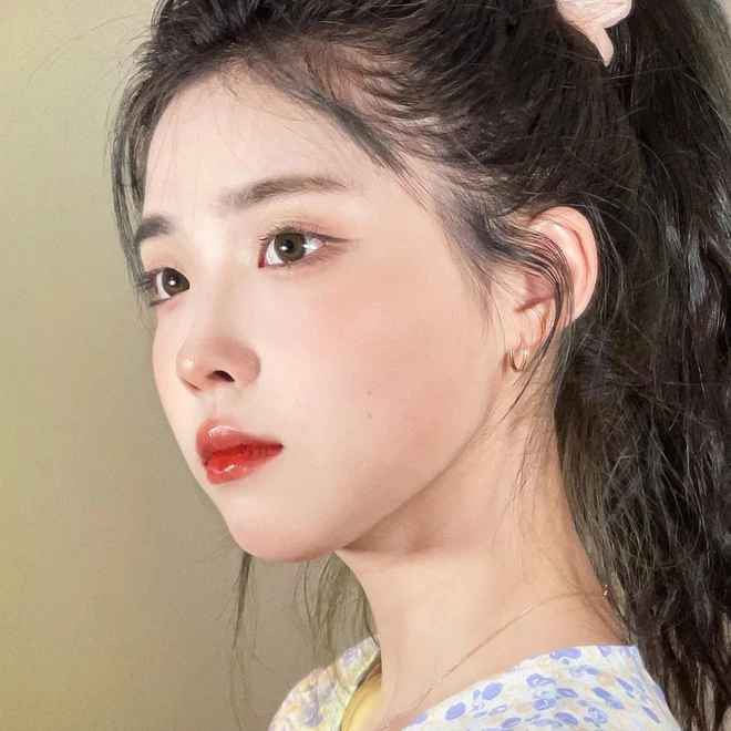 Năm 2021, cô gái có User ID @wenhoney trên Douyin (phiên bản TikTok Trung Quốc) đã trở nên cực kỳ nổi tiếng vì sở hữu khuôn mặt giống với nữ ca sĩ nổi tiếng Hàn Quốc IU.