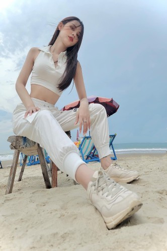 Ở tuổi 26, mỹ nhân gốc Đắk Nông khiến nhiều người xuýt xoa trước body thon gọn, vòng eo không chút mỡ thừa.