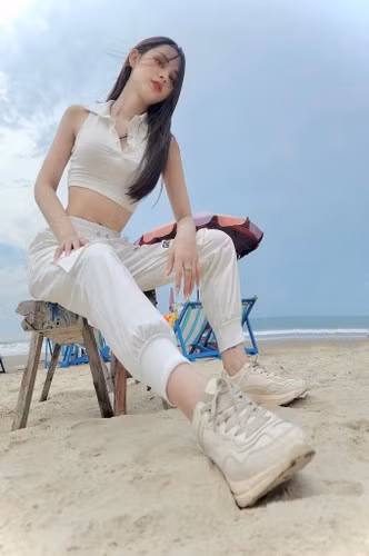 Ở tuổi 26, mỹ nhân gốc Đắk Nông khiến nhiều người xuýt xoa trước body thon gọn, vòng eo không chút mỡ thừa.