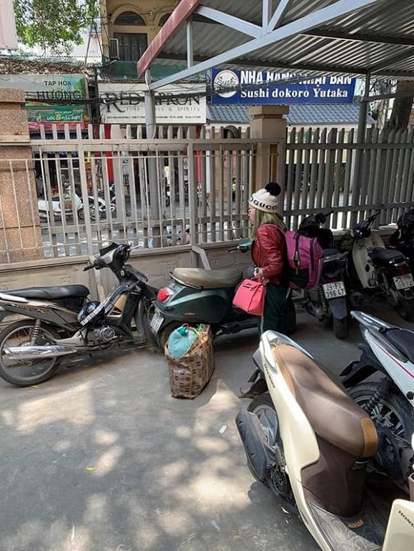 Trong khi đó, thời tiết Hà Nội những ngày này không khác gì "chảo lửa" mà nhìn "hot girl" Bella ăn mặc như mùa đông thì nhiều dân mạng lắc đầu "chào thua".