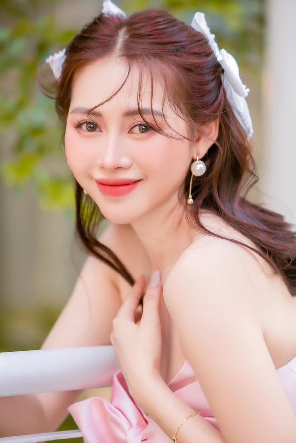 Phương Thoa chia sẻ rằng cô đã nghĩ chỉ có phần thi áo dài mới có thể “cứu vớt” được những vòng thi trước. Tuy nhiên, “đời không như là mơ” khi cô nàng bất ngờ gặp sự cố với đôi giày cao gót cũ mua với giá 100.000 đồng.